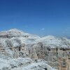 Die Sellagruppe, eine Untergruppe der Dolomiten und markanter Felsstock, pr&auml;gt die Landschaft um Corvara. Im Bild der h&ouml;chste Gipfel, der Piz Bo&eacute; (3.125 m). Foto: AT, &copy; Peer