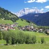 Colfosco, auch Kolfuschg genannt, ist nicht nur &uuml;ber das Gadertal und Alta Badia zu erreichen, sondern auch &uuml;ber das Gr&ouml;dner Joch. Foto: EMS, &copy; Peer