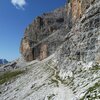 Unter den Felsen schl&auml;ngelt er sich durch steiniges Gel&auml;nde. Foto: AT, &copy; Peer