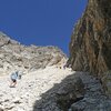 Dann ist Schlu&szlig; mit der Gem&uuml;tlichkeit: Dem rutschigen Steinhang bei le Ponte hat die Route wohl das Attribut "schwieriger Alpinweg" zu verdanken. Hier ist Vorsicht geboten, zur eigenen Sicherheit wie zu jener der Weggef&auml;hrten. Foto: AT, &copy; Peer