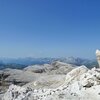 Nach einer Kurve wird die Sicht auf das Fassatal und den Sass Pordoi frei. Foto: AT, &copy; Peer