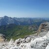 Kleine Pausen bieten die Gelegenheit, sich die Umgebung anzusehen. Im Bild Marmolata und Vernel. Foto: AT, &copy; Peer