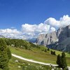 Wiesen am Gr&ouml;dner Joch - links die Bergstation der Frara-Kabinenbahn aus Colfosco, rechts die Ausl&auml;ufer des Sellamassivs. Foto: AT, &copy; Peer