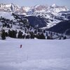 &Uuml;ber die Piste hinunter nach Colfosco, mit Blick auf die Fanes-Gebirgskette. Foto: AT, &copy; Peer