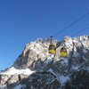 Moderne Kabinenbahnen bringen die Wintersportler von Colfosco zu den Pisten, die vom Gr&ouml;dner Joch ins Dorf herunter f&uuml;hren. Foto: BS, &copy; Peer