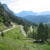 Wie die Ameisen bewegen sich die insgesamt 18.000 Radfahrer - immer dem n&auml;chsten Pass entgegen. Foto: BS, &copy; Peer