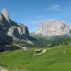 Blick vom Gr&ouml;dnerjoch in Richtung Gr&ouml;dnertal - die Stra&szlig;e verl&auml;uft entlang der fantastischen Westseite der Sella und gibt den Blick auf den Langkofel frei. Foto: BS, &copy; Peer