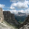 Val Scura e Gardenaccia, anche attraverso questa Valle si pu&ograve; salire sul Sassongher. Sullo sfondo si vede il Gruppo del Sasso Croce con Cima Nove e Dieci. Foto: BS, &copy; Peer