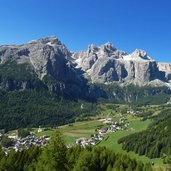 blick auf colfosco mit sella