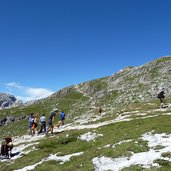 wanderer mit familie auf gardenazza gardenaccia