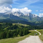 piz la ila weg a richtung pralongia dahinter marmolada