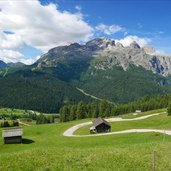 wiesen und blick richtung marmolada und sella