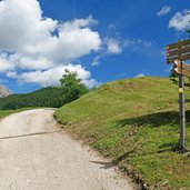 wegweiser bei alta badia golf club corvara