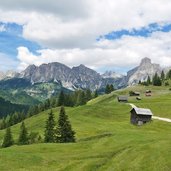 almhuetten am weg corvara passo incisa