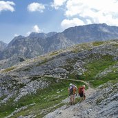 wanderer am settsass richtung valparola pass