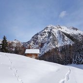 schneeschuh wanderweg rit dahinter pares