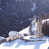 la val altwengen und santa berbora kirche winter