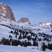 cirspitzen und sassongher winter bei groedner joch skipiste nach colfosco