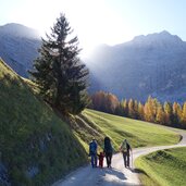 wanderer am weg bei ramei huette