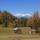 huetten bei armentara und blick richtung alpenhauptkamm herbst fr