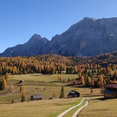 armentara wiesen herbst und blick auf heiligkreuzkofel fr