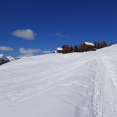 winter wiesen und almhuetten an der roda de armentara valacia tal fr