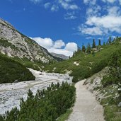 weg durch tal zwischen conturines und lagazuoi