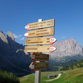 wegweiser bei groednerjoch