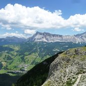 RS gardenaccia aussicht auf heiligkreuzkofel darunter badia san leonardo