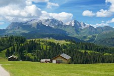 weg a von piz la ila richtung piz arlara dahinter marmolada