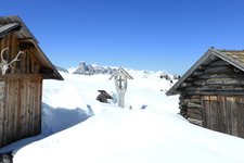 RS kreuz und huetten in winterlandschaft