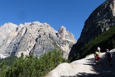 RS wanderer am weg valun de lagacio dahinter conturines