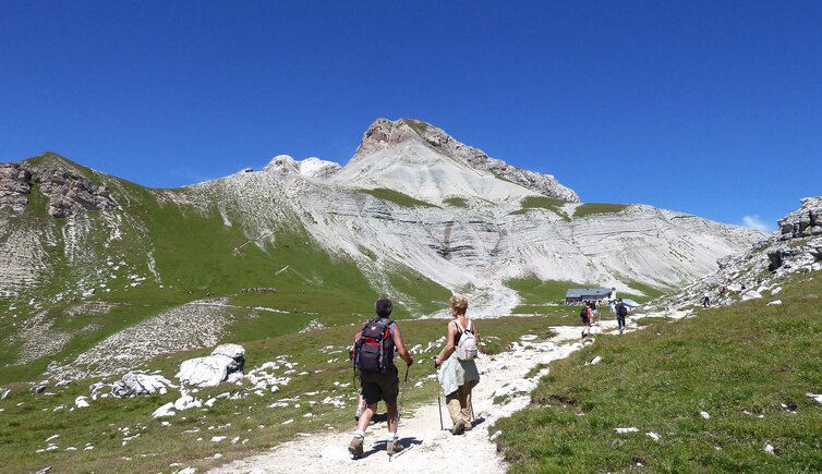 wanderer bei puez huette