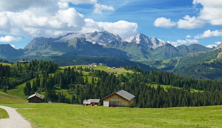 weg a von piz la ila richtung piz arlara dahinter marmolada