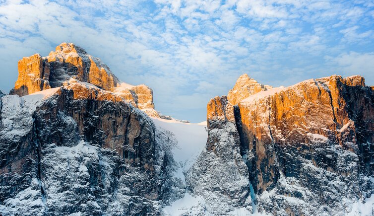 winter sonnenaufgang sella dolomitenbrunecker turm pissadu Adobe Stock