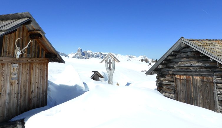 RS kreuz und huetten in winterlandschaft