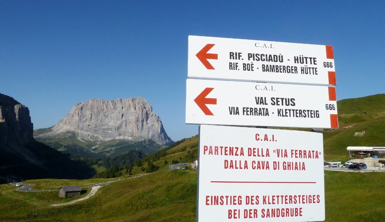 RS pisciadu klettersteig schilder am groedner joch