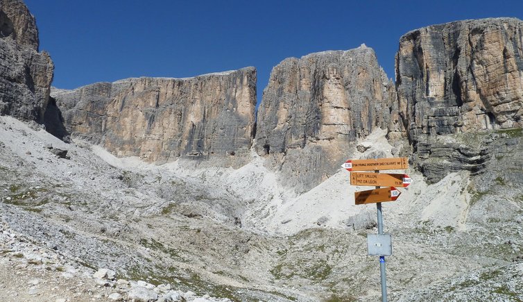 RS neunerkofel und zehnerkofel bei vallon sellagruppe wegweiser